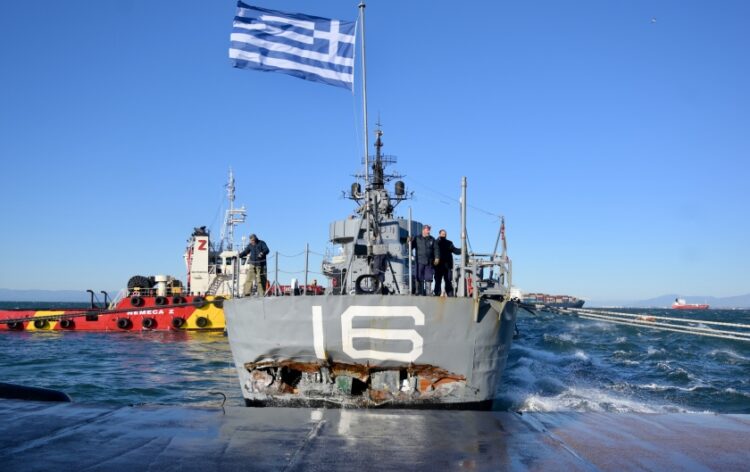 Το «Βέλος» προσέκρουε στο κρηπίδωμα της παραλίας λόγω των θυελλωδών ανέμων  (φωτ.: EUROKINISSI/Κωνσταντίνος Τζακιτσής)