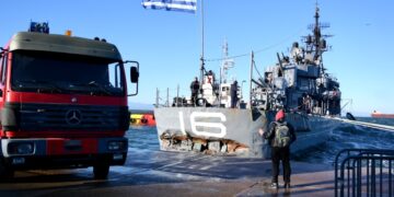 Ο γερανός επιστρατεύτηκε για τη διάσωση του «Βέλους» (φωτ.: EUROKINISSI/Κωνσταντίνος Τζακιτσής)