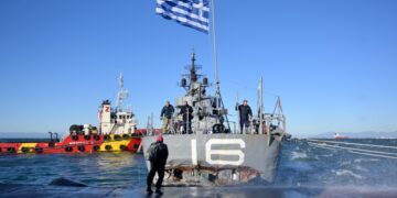 Στην πρύμνη του πλοίου διακρίνεται το ρήγμα  (φωτ.: EUROKINISSI/Κωνσταντίνος Τζακιτσής)