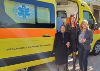 Πρώτη από αριστερά, η δωρήτρια Αθηνά Παπαχρήστου μαζί με στελέχη του νοσοκομείου Μεσολογγίου (φωτ.: facebook/Σωματείο Εργαζομένων Νοσοκομείου Μεσολογγίου)