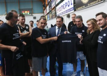 Οι παίκτες της ομάδας της Βουλης παραδίδουν στη Γιούλα Ιωαννίδη τη φανέλα με το όνομα του μεγάλου προπονητή (φωτ. EUROKINISSI/Χρήστος Μπόνης)