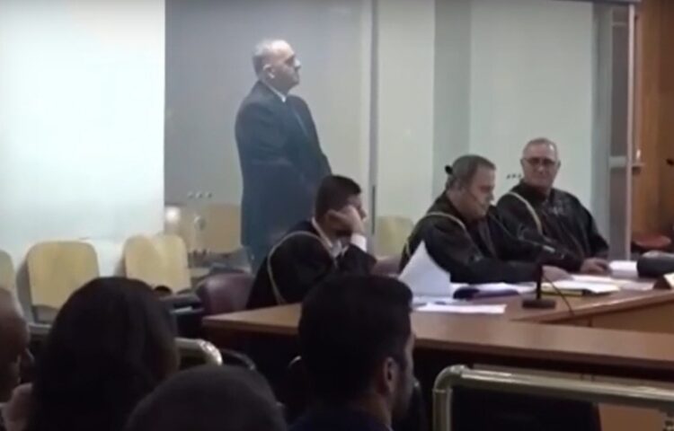 Στιγμιότυπο από τη δίκη του Φρέντι Μπελέρη, ο οποίος διακρίνεται όρθιος στη δικαστική αίθουσα (φωτ.: Glomex)