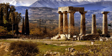 Ο ναός του Απόλλωνα με φόντο τη χιονισμένη ορεινή Κορινθία (φωτ.: ΑΠΕ-ΜΠΕ / Βασίλης Ψωμάς)