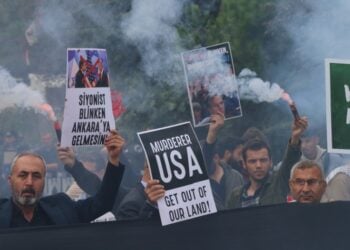 Πολίτες φωνάζουν συνθήματα κατά των ΗΠΑ και του Άντονι Μπλίνκεν, στη διάρκεια διαμαρτυρίας μπροστά από το τουρκικό υπουργείο Εξωτερικών, την ώρα που εξελισσόταν η συνάντηση με τον Χακάν Φιντάν (φωτ.: EPA/NECATI SAVAS)