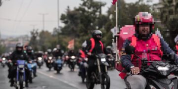 Στιγμιότυπο από παλιότερη πορεία διαμαρτυρίας διανομέων (φωτ. αρχείου: EUROKINISSI/Κώστας Τζούμας)