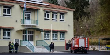 Άνδρες της Πυροσβεστικής στην αυλή του 9ου δημοτικού σχολείου Σερρών, λίγο μετά το τραγικό συμβάν (φωτ.: EUROKINISSI/Anexartitos.gr)