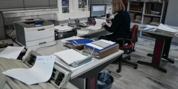 Εργαζόμενη στη ΙΖ' ΔΟΥ Αθηνών (φωτ. αρχείου: EUROKINISSI/Τατιάνα Μπόλαρη)