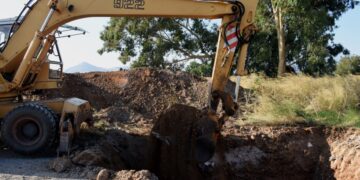 Εκσκαφέας στη διάρκεια εργασιών (φωτ. αρχείου: EUROKINISSI/Βασίλης Παπαδόπουλος)