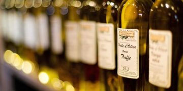 Μπουκάλια με ελαιόλαδο (φωτ. αρχείου: pixabay/JillWellington)