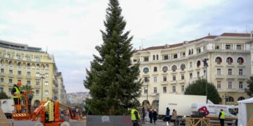 Το έλατο δεσπόζει στο κέντρο της πλατείας Αριστοτέλους (φωτ.: EUROKINISSI/Κωνσταντίνος Τσακιτζής)