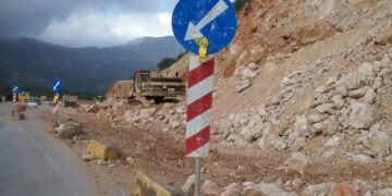 Έργα στην εθνική οδό (φωτ. αρχείου: ΑΠΕ-ΜΠΕ/Ηλίας Μάκος)