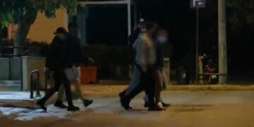 Στιγμιότυπο από τη μεταγωγή του κατηγορούμενου στην ανακρίτρια (φωτ.: glomex)