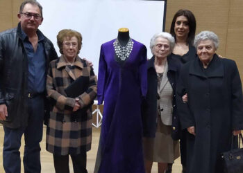 Η αυθεντική φορεσιά στο κέντρο, και δεύτερη από αριστερά η Αφροδίτη Κούση (φωτ.: Facebook / Μαυρίδης Αντώνιος)