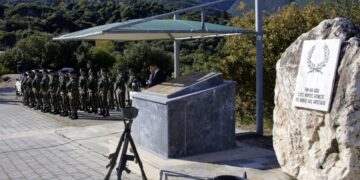 Άγημα του στρατού στο μνημείο απέναντι από τη γέφυρα του Γοργοποτάμου (φωτ.: ΑΠΕ-ΜΠΕ/Άρης Μαρτάκος)