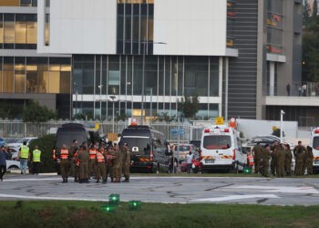 Ισραηλινοί στρατιώτες περιμένουν τα παιδιά που κρατούνταν από τη Χαμάς, στο ελικοδρόμιο του Ιατρικού Κέντρου Παίδων Schneider, στην πόλη Πετάχ Τίκβα του Ισραήλ (φωτ.: EPA / Abir Sultan)