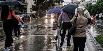 Βροχή σε γειτονιά της Αθήνας (φωτ.: EUROKINISSI / Γιώργος Κονταρίνης)