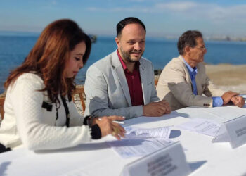 Ο δήμαρχος Καλαμαριάς Γιάννης Δαρδαμανέλης και η Βούλα Πατουλίδου κατά την τελετή θεμελίωσης του Αλιευτικού Καταφυγίου (φωτ.: facebook / Voula Patoulidou)