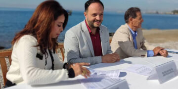 Ο δήμαρχος Καλαμαριάς Γιάννης Δαρδαμανέλης και η Βούλα Πατουλίδου κατά την τελετή θεμελίωσης του Αλιευτικού Καταφυγίου (φωτ.: facebook / Voula Patoulidou)