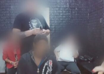 Στιγμιότυπο από τα φρικτά βίντεο με τους βασανισμούς των αθώων ανθρώπων (φωτ.: glomex)