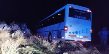 Το λεωφορείο του ΚΤΕΛ ενώ κρέμεται στον γκρεμό (φωτ: facebook/Λαγκαδινά Νέα!)