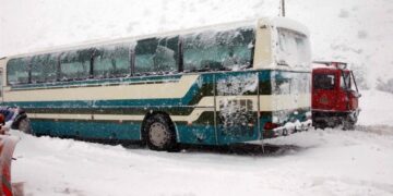 Τουριστικό λεωφορείο κολλημένο στα χιόνια (φωτ. αρχείου: EUROKINISSI/Βαγγέλης Μπουγιώτης)