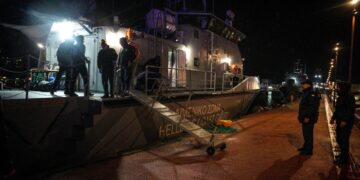 Μέλη του Λιμενικού Σώματος και του ΕΚΑΒ στη διάρκεια μεταφοράς της σορού του άτυχου ναυτικού στη στεριά (φωτ.: EUROKINISSI/Παναγιώτης Μπαλάσκας)