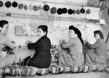 Μικρασιάτισσες που υφαίνουν (φωτ.: Facebook / Εστία Νέας Σμύρνης)
