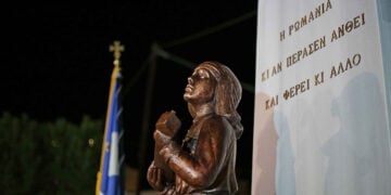 Το αγόρι με την ποντιακή λύρα που κοιτάζει ψηλά αποτελεί μέρος της σύνθεσης που δημιούργησε ο Γιώργος Κικώτης, στο μνημείο της Λαμίας για τη Γενοκτονία των Ποντίων (φωτ.: Facebook / Ένωση Ποντίων Φθιώτιδας)