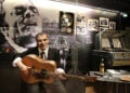 Η προθήκη του Στέλιου Καζαντζίδη στο Μουσείο Προσφυγικού Ελληνισμού, στο γήπεδο της ΑΕΚ (φωτ.: Κώστας Κατσίγιαννης)