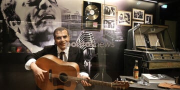 Η προθήκη του Στέλιου Καζαντζίδη στο Μουσείο Προσφυγικού Ελληνισμού, στο γήπεδο της ΑΕΚ (φωτ.: Κώστας Κατσίγιαννης)