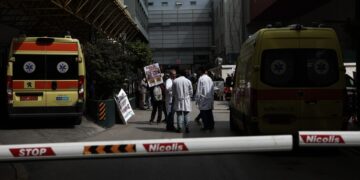 Στιγμιότυπο από παλιότερη κινητοποίηση νοσοκομειακών γιατρών (φωτ.; EUROKINISSI/Βασίλης Ρεμπάπης)