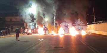 Πύρινα οδοφράγματα από τους Ρομά στην Αλίαρτο (φωτ.: tvstar.gr)