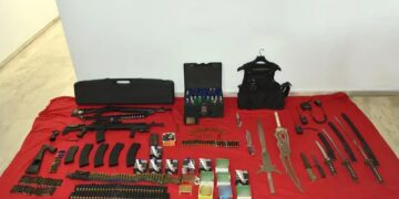 Τα όπλα που βρέθηκαν και κατασχέθηκαν στο σπίτι του 47χρονου (φωτ.: Ελληνική Αστυνομία)