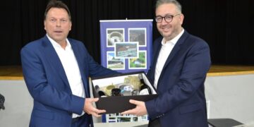 Από αριστερά, ο δήμαρχος Detmold Φρανκ Χίλκερ και ο δήμαρχος Ωραιοκάστρου Παντελής Τσακίρης (φωτ.: Δήμος Ωραιοκάστρου)