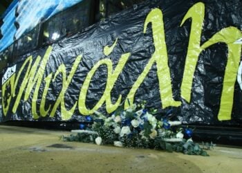 Πανό για τον Μιχάλη Κατσούρη στον αγώνα της ΑΕΚ με τη Μαρσέιγ (φωτ.: EUROKINISSI/Μάρκος Χουζούρης)