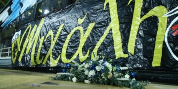 Πανό για τον Μιχάλη Κατσούρη στον αγώνα της ΑΕΚ με τη Μαρσέιγ (φωτ.: EUROKINISSI/Μάρκος Χουζούρης)