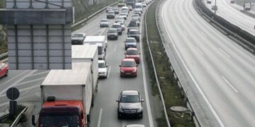 Χαρακτηριστική εικόνα στην περιφερειακή οδό της Θεσσαλονίκης μετά από τροχαίο ατύχημα, όπου μπλοκάρει η κίνηση σε όλη την πόλη (φωτ. αρχείου: ΜΟΤΙΟΝΤΕΑΜ/Κώστας Παπαδόπουλος)