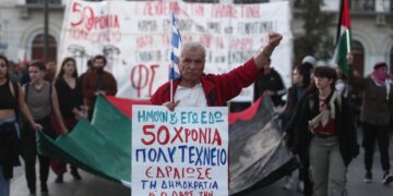 Διαδηλωτές όλων των ηλικιών αυτή την ώρα στους δρόμους της Αθήνας για την 50η επέτειο της εξέγερσης των φοιτητών του Πολυτεχνείου (φωτ.: EUROKINISSI/Σωτήρης Δημητρόπουλος)