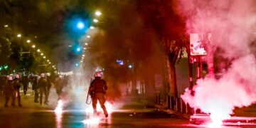 Μάχη αντιεξουσιαστών με τους αστυνομικούς επί της οδού Εγνατίας, στο κέντρο της Θεσσαλονίκης (φωτ.: ΜΟΤΙΟΝΤΕΑΜ/Κωνσταντίνος Τσακιτζής)