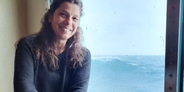 Η Πόπη Τσαπανίδου, χαμογελαστή, με φόντο τον Ατλαντικό ωκεανό (φωτ.: instagram/tsapanidou)