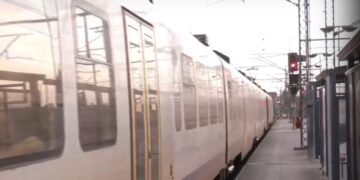 Στιγμιότυπο από τα πρώτα δρομολόγια του προαστιακού σιδηρόδρομου, σήμερα, στον σταθμό της Λάρισας (φωτ.: glomex)