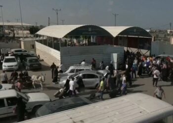 Κόσμος συρρέει ακόμη και με άλογα στο συνοριακό πέρασμα προκειμένου να διαφύγει στην ασφάλεια (φωτ.: Χ/رشيد الرشد)