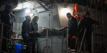 Μέλη του Λιμενικού Σώματος και του ΕΚΑΒ στη διάρκεια μεταφοράς της σορού του άτυχου ναυτικού στη στεριά (φωτ.: EUROKINISSI / Παναγιώτης Μπαλάσκας)