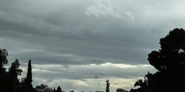 Συννεφιασμένος ο καιρός και στην Αθήνα (φωτ.: EUROKINISSI/Τατιάνα Μπόλαρη)