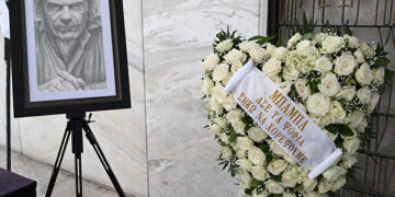 Ένα έργο με τον Σπύρο Φωκά και το στεφάνι της κόρης του στο Α' Νεκροταφείο Αθηνών (φωτ.: EUROKINISSI / Tατιάνα Μπόλαρη)