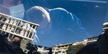 Ο τηλεπαρουσιαστής Στάθης Παναγιωτόπουλος (δεξιά) μέσα στο αυτοκίνητο της αστυνομίας κατά την έξοδό του από το Δικαστικό Μέγαρο της Θεσσαλονίκης (φωτ.: ΑΠΕ-ΜΠΕ/Δημητρής Τοσίδης)