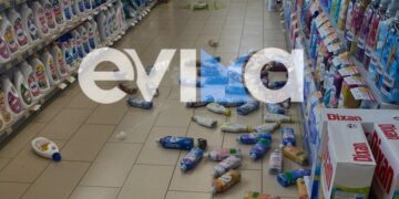 Προϊόντα έχουν πέσει από τα ράφια σε σούπερ μάρκετ του Μαντουδίου (φωτ.: evima.gr)