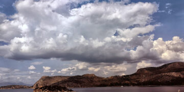 Σύννεφα πάνω από την πόλη του Ναυπλίου (φωτ. αρχείου: ΑΠΕ-ΜΠΕ/ Ευάγγελος Μπουγιώτης)