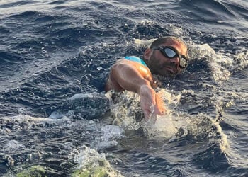 Ο Χαράλαμπος Ταϊγανίδης κολυμπά ανοιχτά του Ηρακλείου (φωτ.: Facebook / Charalampos Taiganidis)