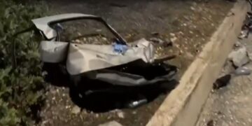 Η μετωπική σύγκρουση στη λεωφόρο Βουλιαγμένης ήταν τόσο σφοδρή, που κομμάτια των δύο οχημάτων εκτοξεύθηκαν σε απόσταση 50 μέτρων από το σημείο της τραγωδίας (φωτ.: glomex)